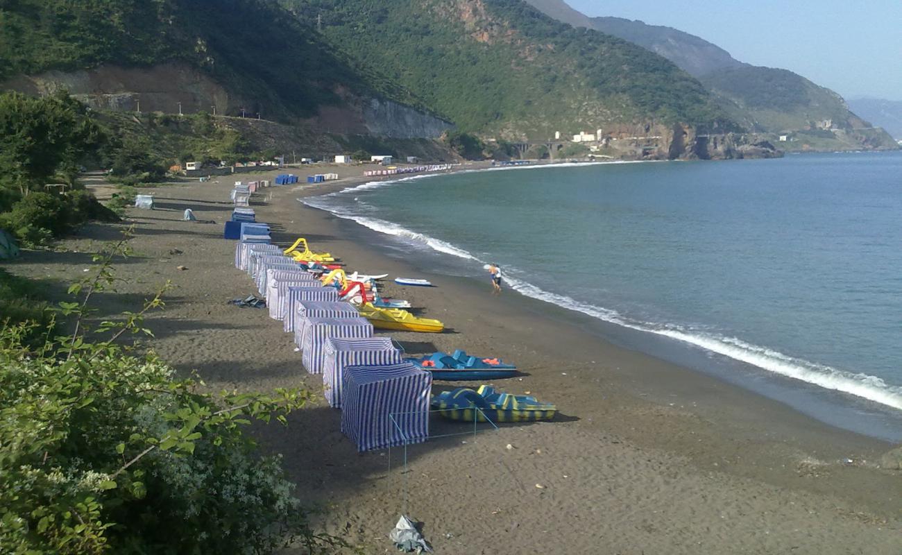 Photo of Plage de La Grotte Merveilleuse with bright sand & rocks surface