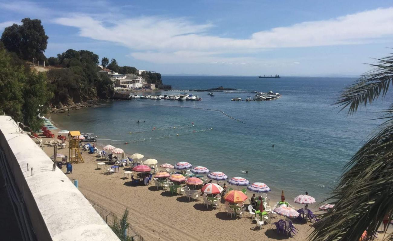 Photo of shaty almnzr aljmylPlage du Belvedere with bright sand surface