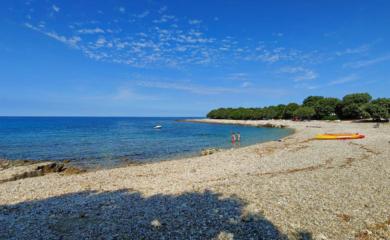 Photo of Mon Perin beach with light pebble surface