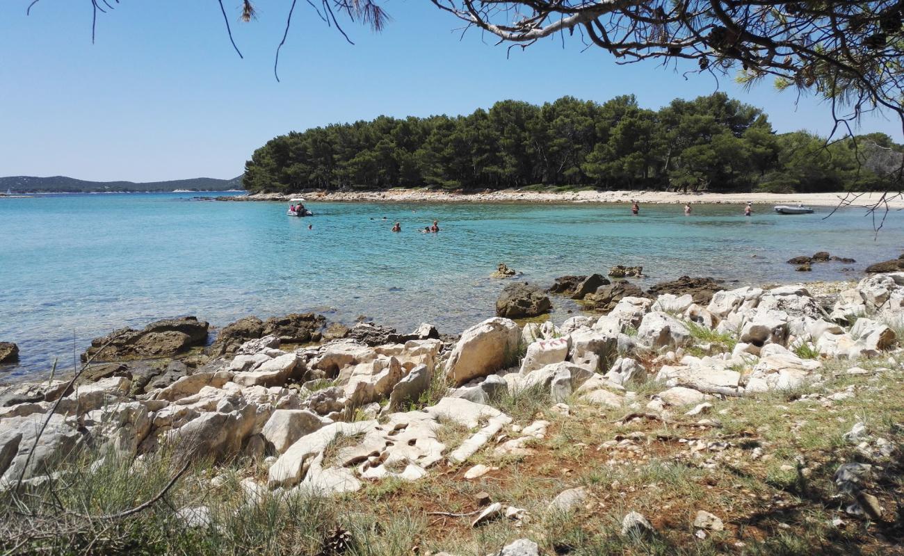 Photo of Lumbrak beach with rocks cover surface