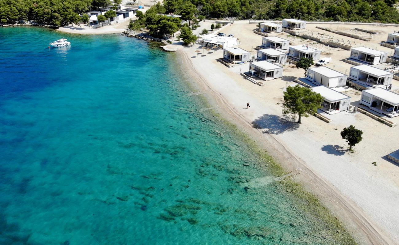 Photo of Buqez beach with light sand &  pebble surface