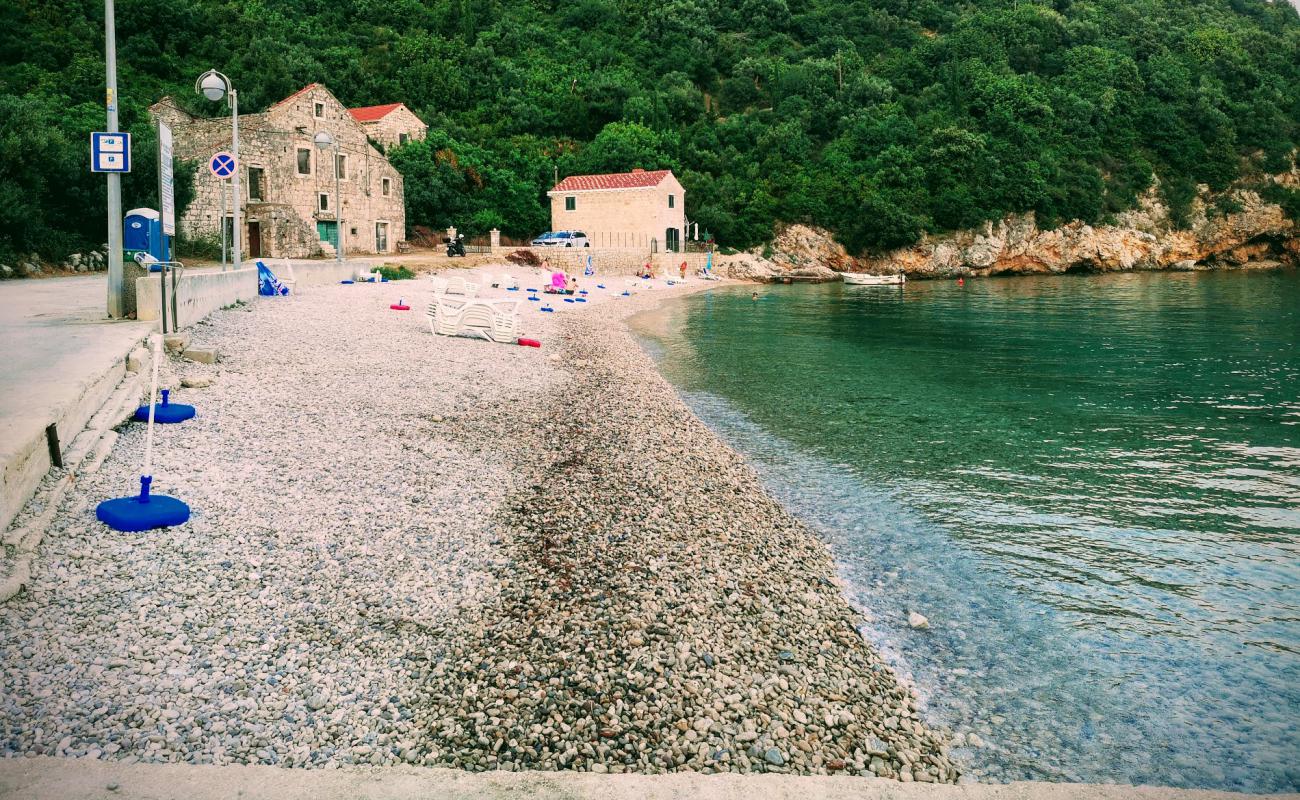 Photo of Brsecine Harbour with light pebble surface