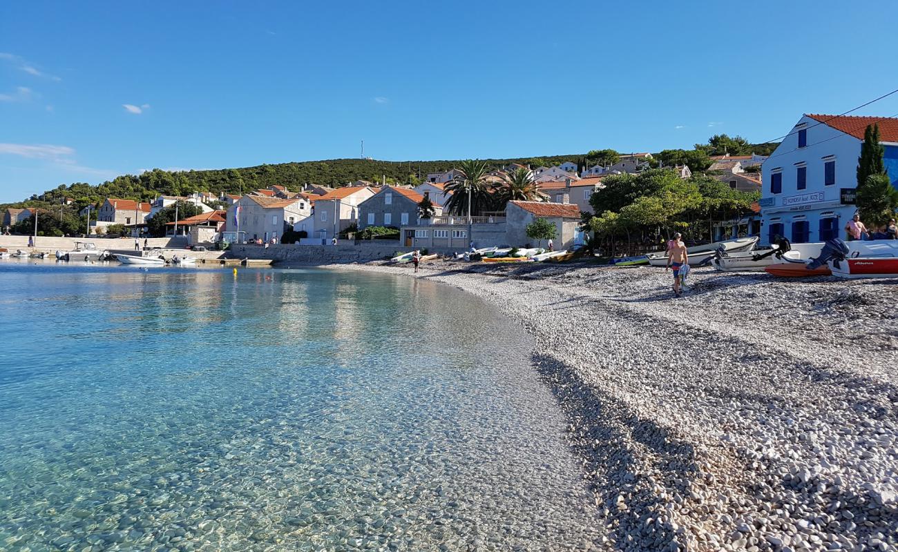 Photo of Luka Unije with white pebble surface