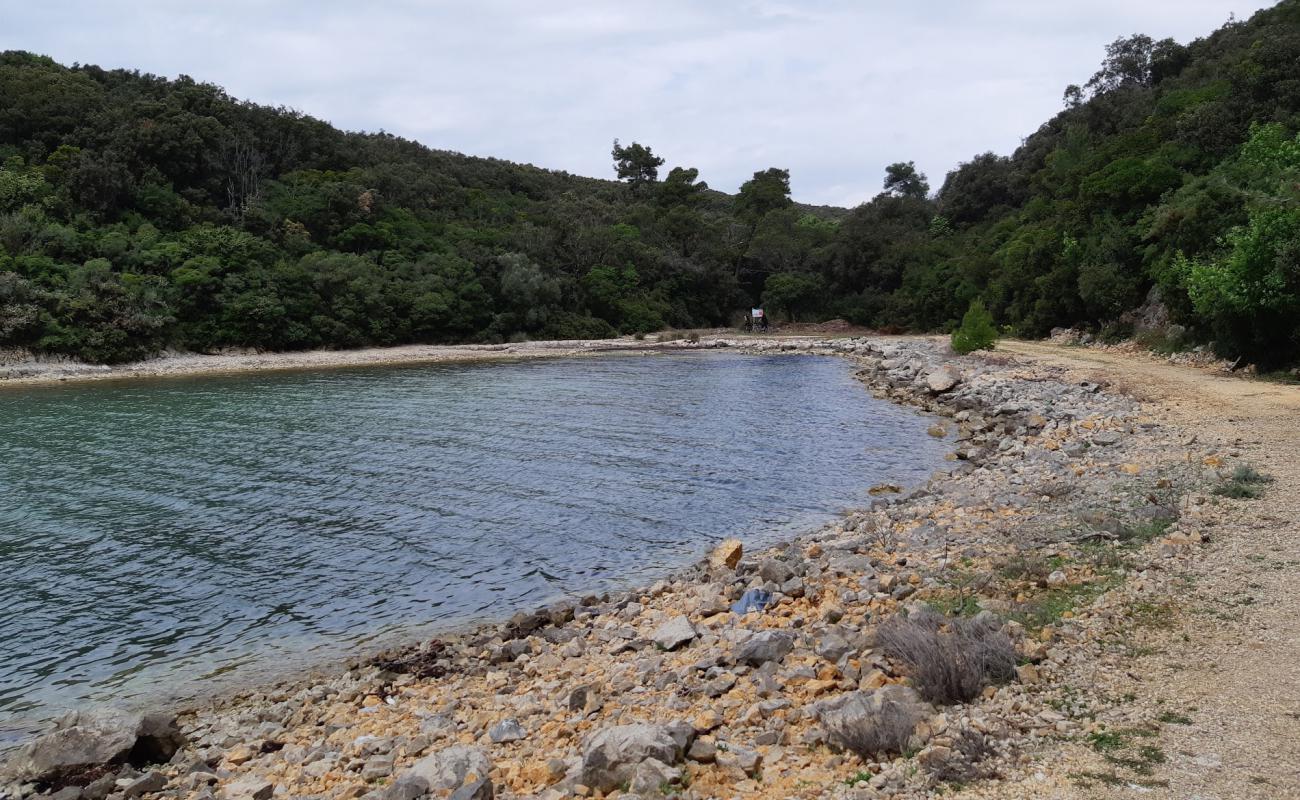 Photo of Dundo beach with rocks cover surface