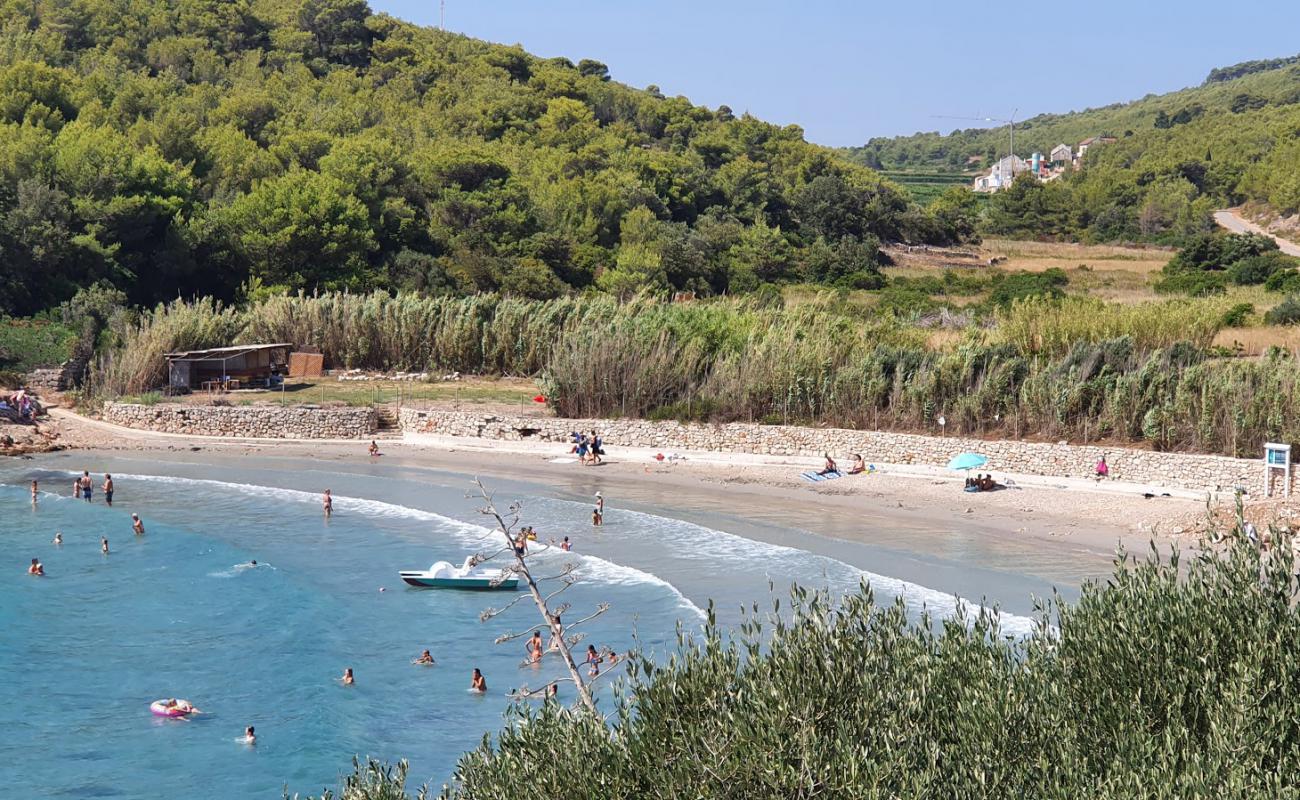 Photo of Milna beach with bright sand surface