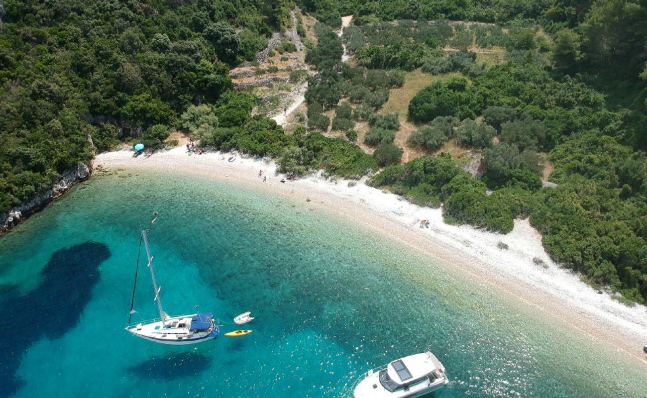 Photo of Samograd Bay with white pebble surface