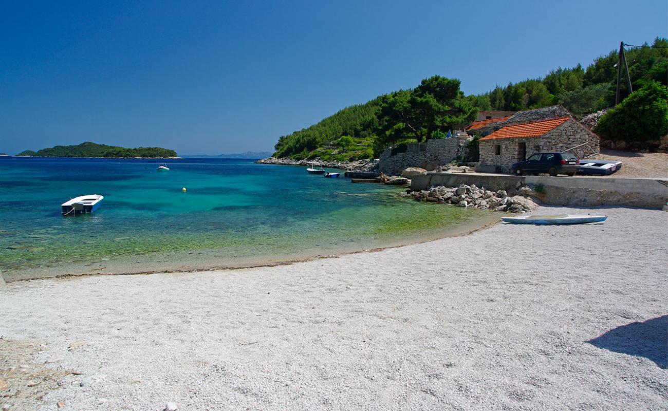 Photo of Plaza Karbuni with light fine pebble surface