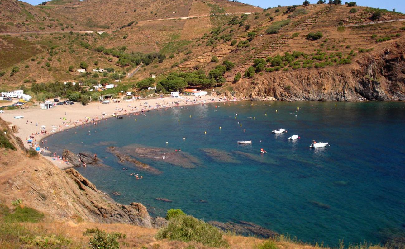 Photo of Peyrefite beach with gray pebble surface