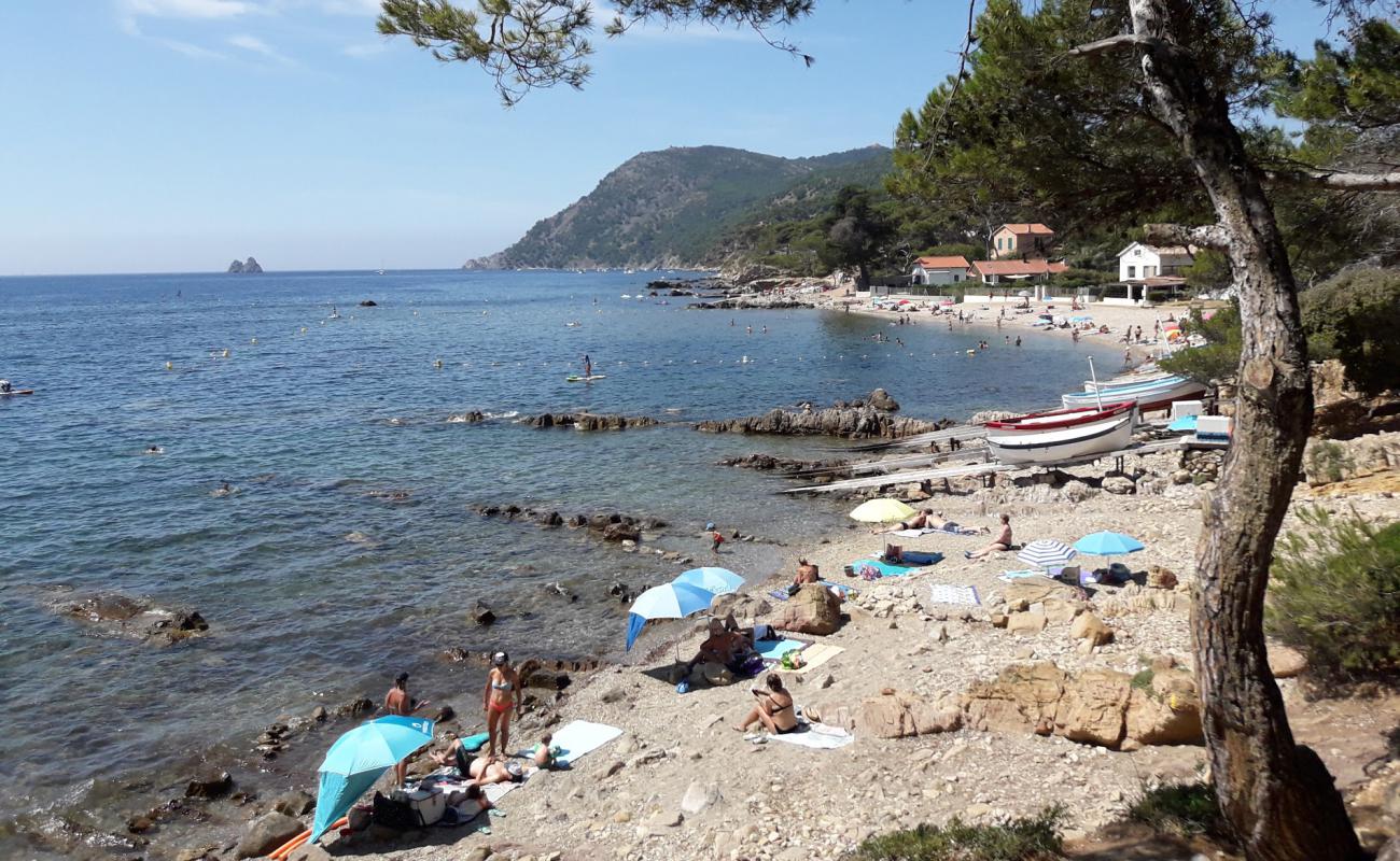 Photo of Plage de la Vernette with brown sand &  rocks surface