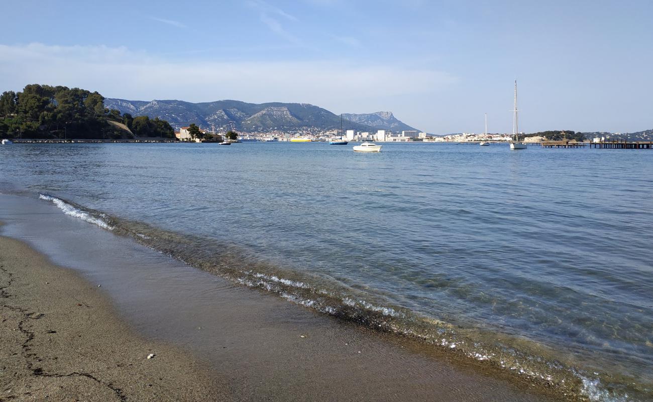 Photo of Plage de Balaguier with gray sand surface