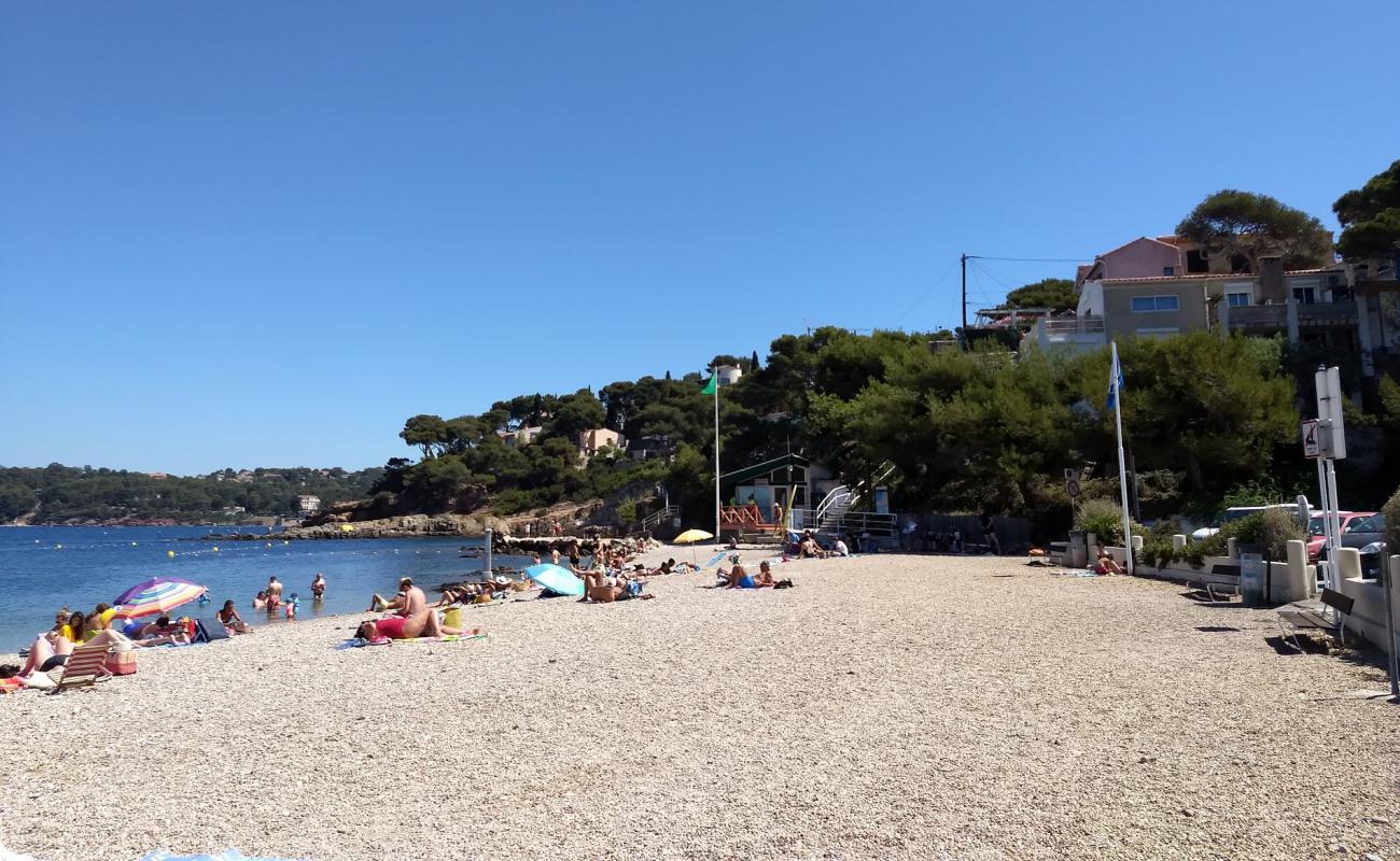 Photo of Plage des Oursinieres with brown fine pebble surface