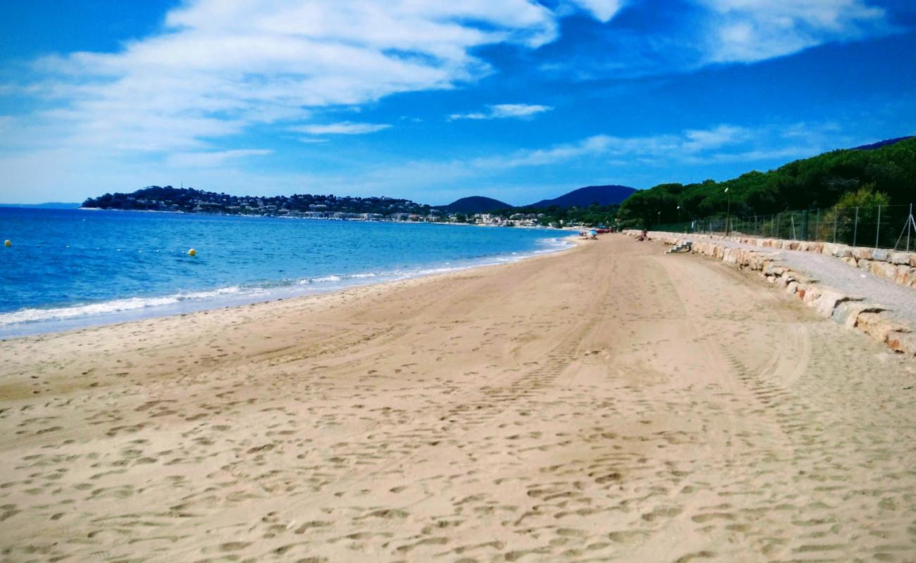 Photo of Plage de Cavalaire-sur-Mer with bright fine sand surface