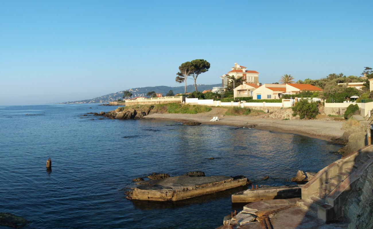 Photo of St. Raphael beach with light sand &  pebble surface