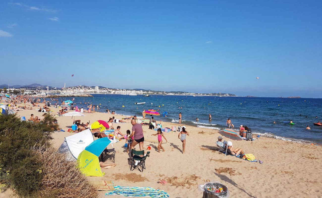 Photo of Beach de la base nature with bright fine sand surface