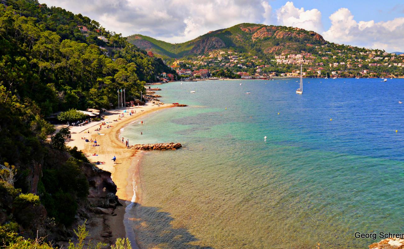 Photo of Plage de l'Aiguille with bright fine sand surface