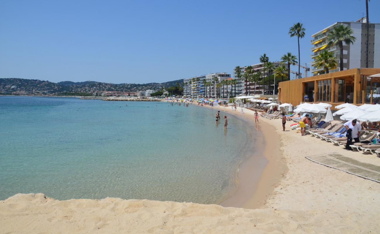 Photo of Juan Les Pins beach with bright fine sand surface