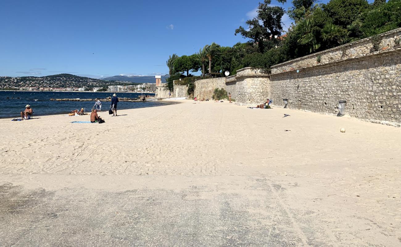 Photo of Plage de la Gallice with bright fine sand surface