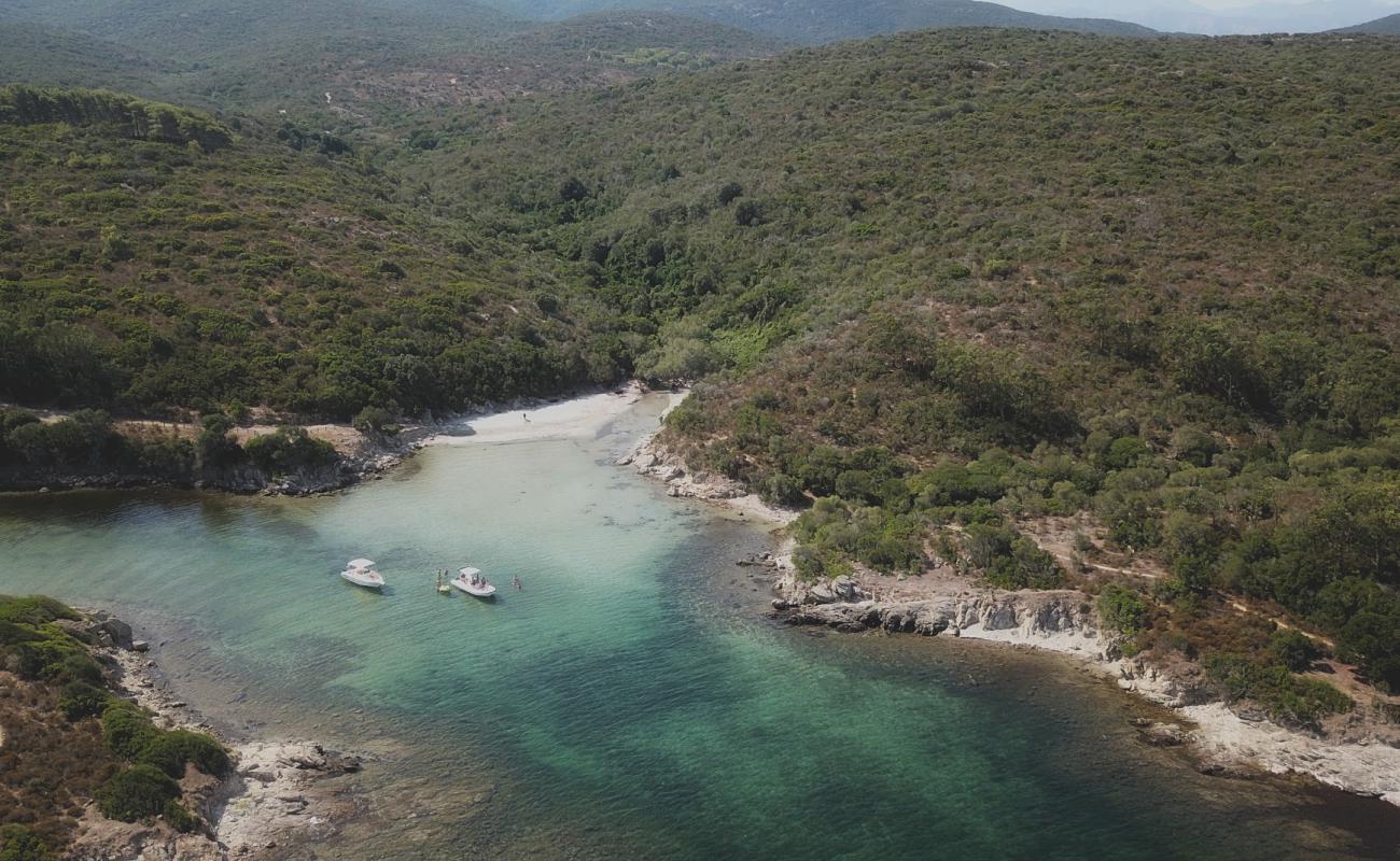 Photo of Malfalcu Cove with gray sand surface