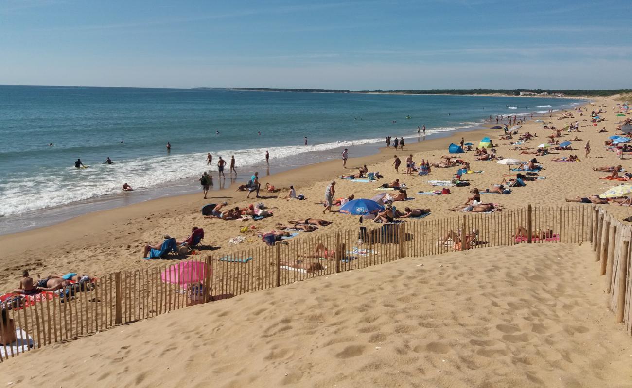 Photo of Conches beach with bright sand surface