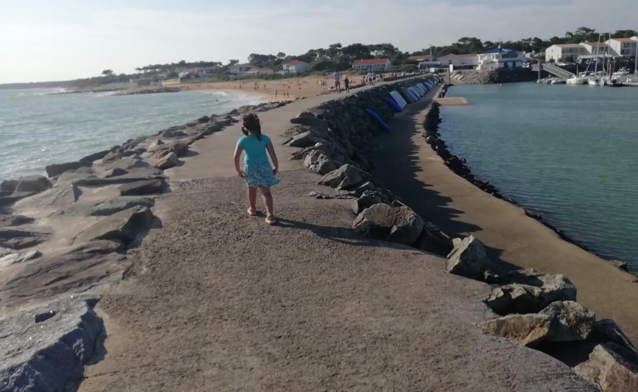 Photo of Jurd Sur Mer beach with bright sand & rocks surface