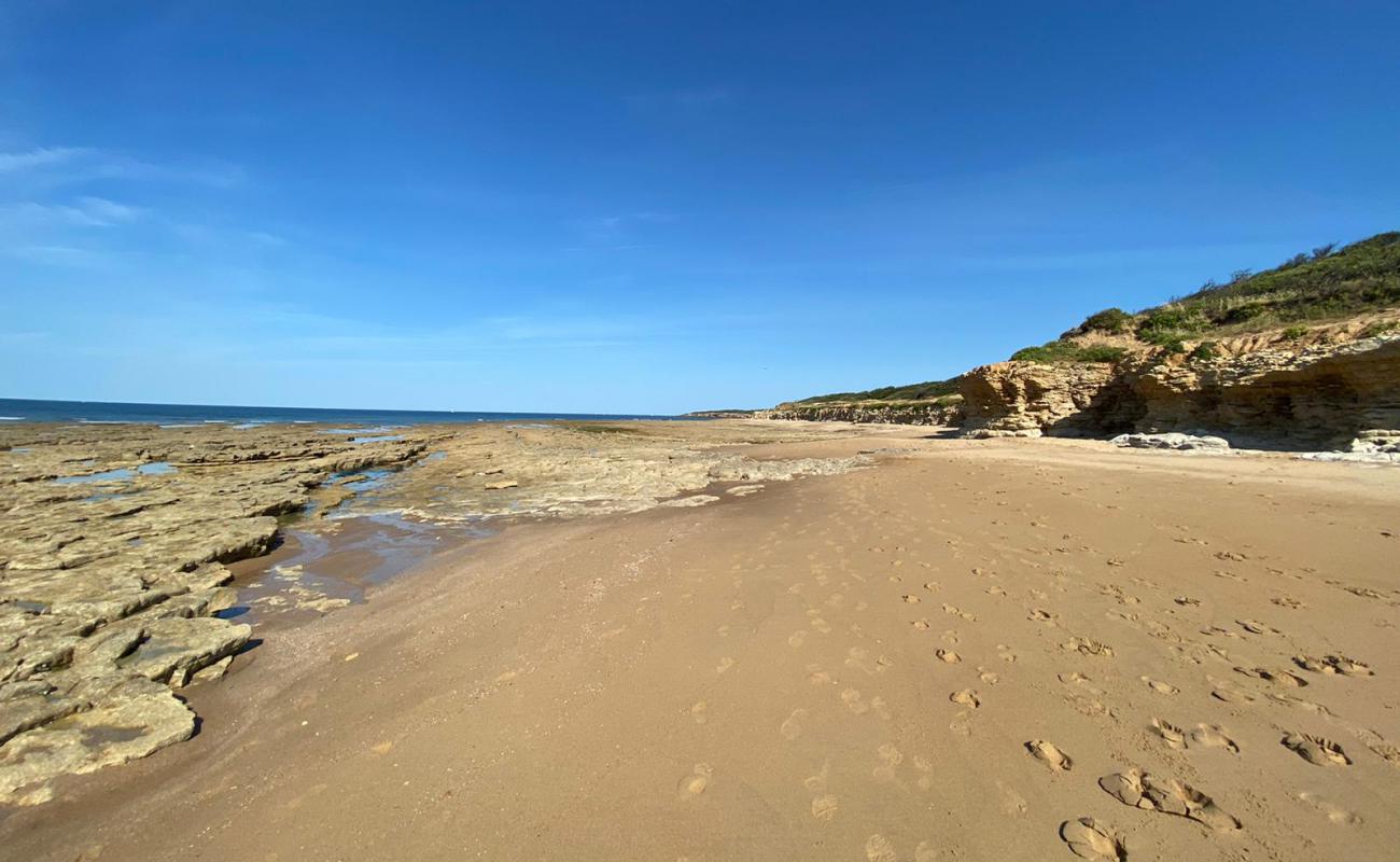 Photo of Ragounite beach with bright sand & rocks surface