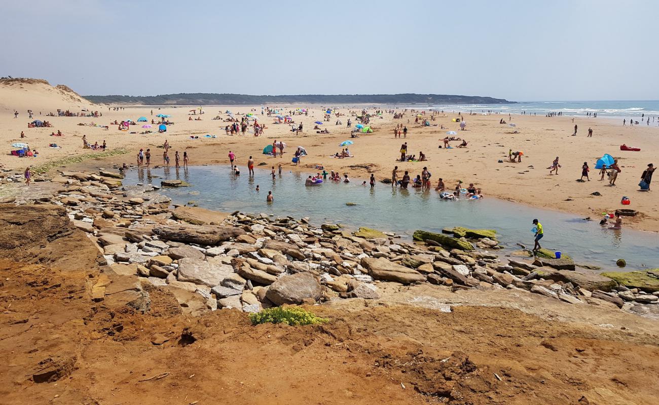 Photo of Veillon beach with bright sand surface