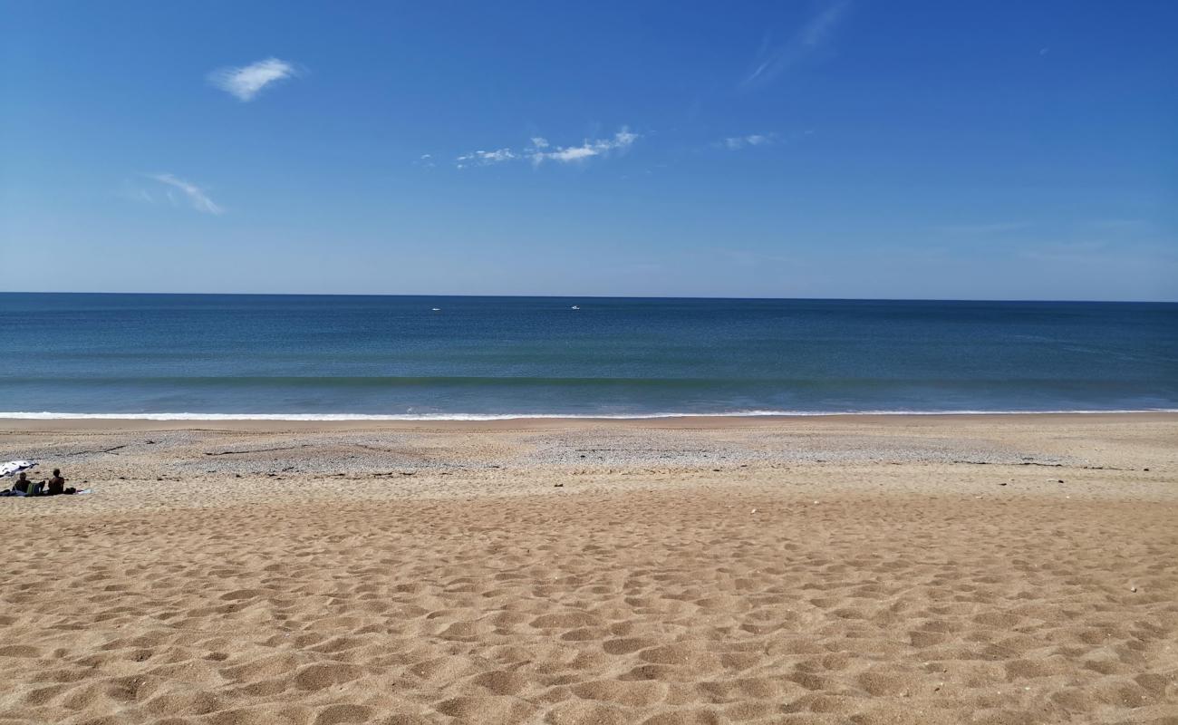 Photo of Du petit pont beach with bright sand surface