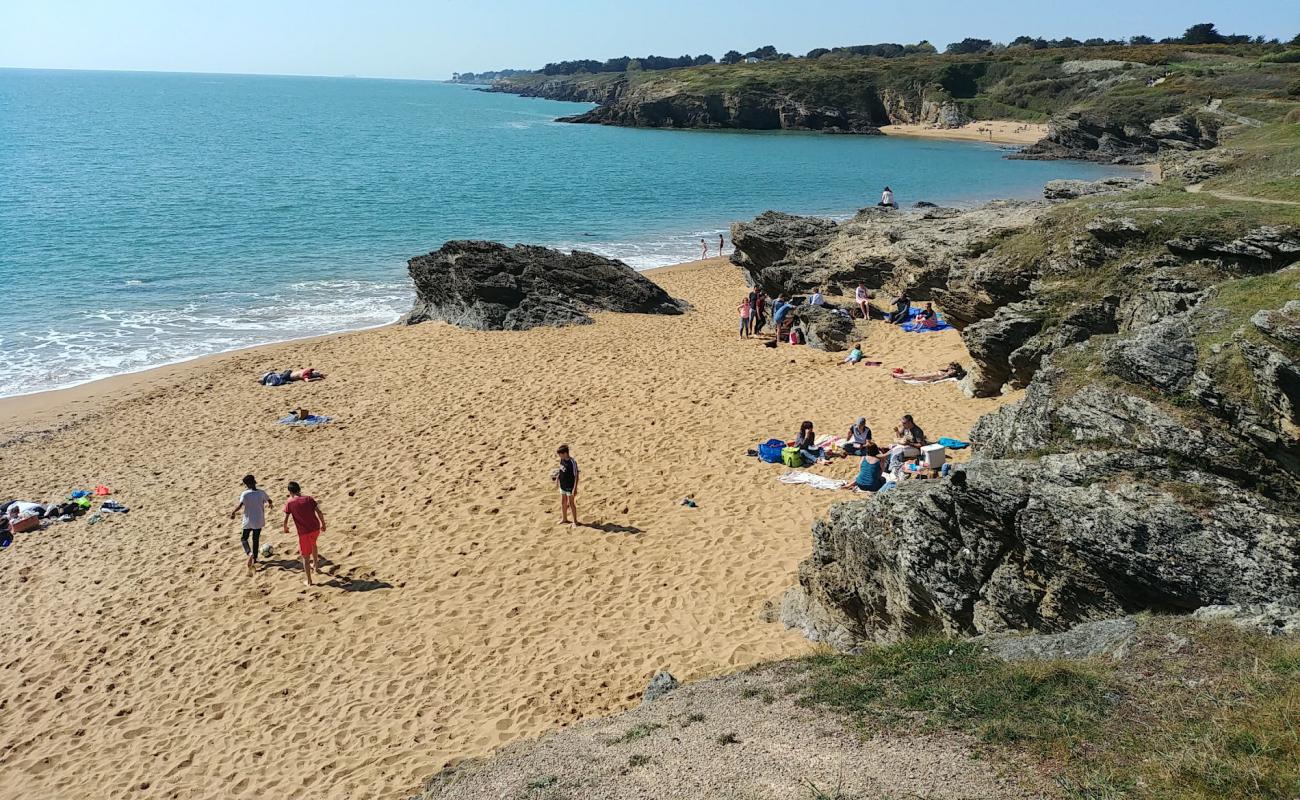 Photo of Etang beach with bright sand surface