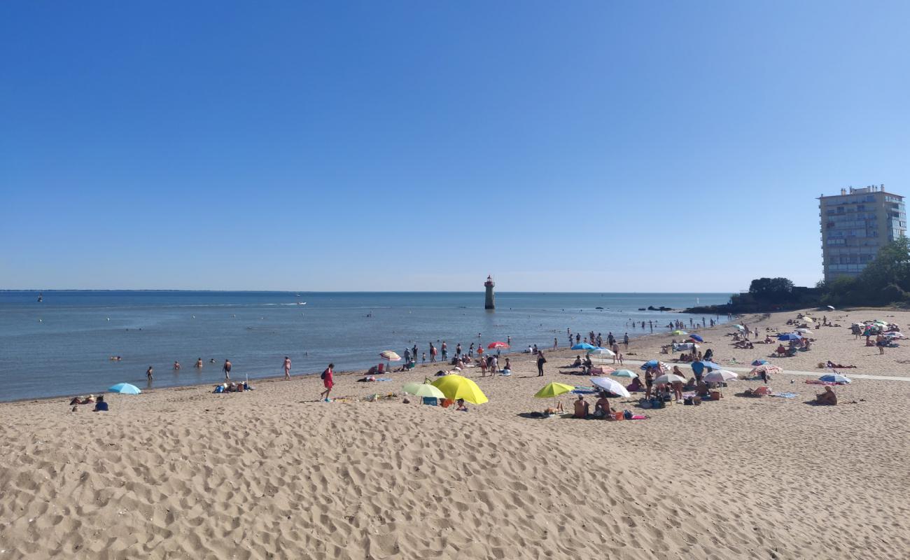 Photo of Villes-Martin beach with bright sand & rocks surface