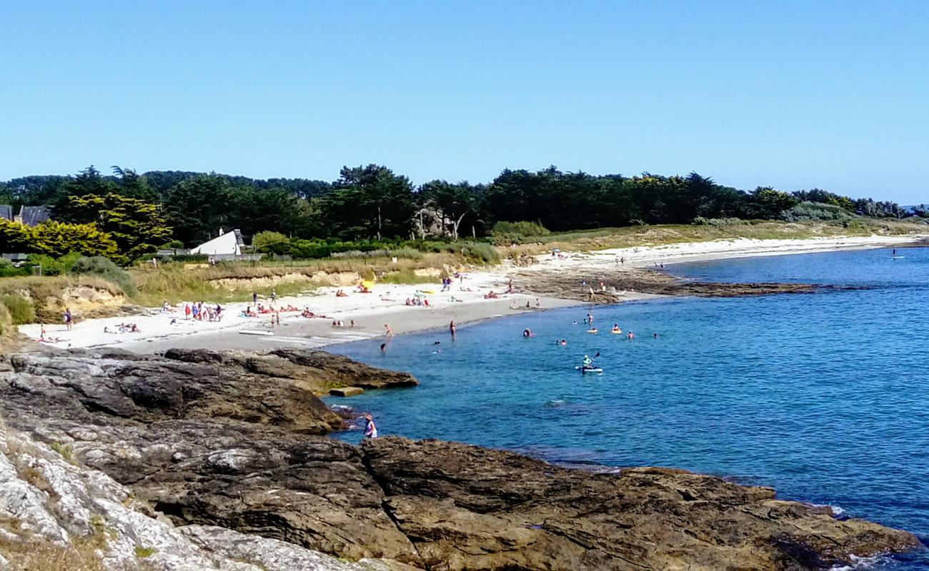 Photo of Plage de Kercambre with gray sand surface