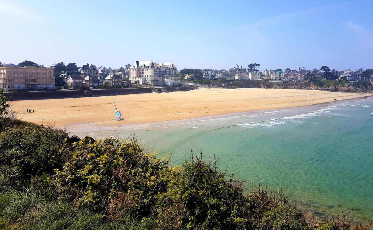 Photo of Plage de St Lunaire with bright sand surface