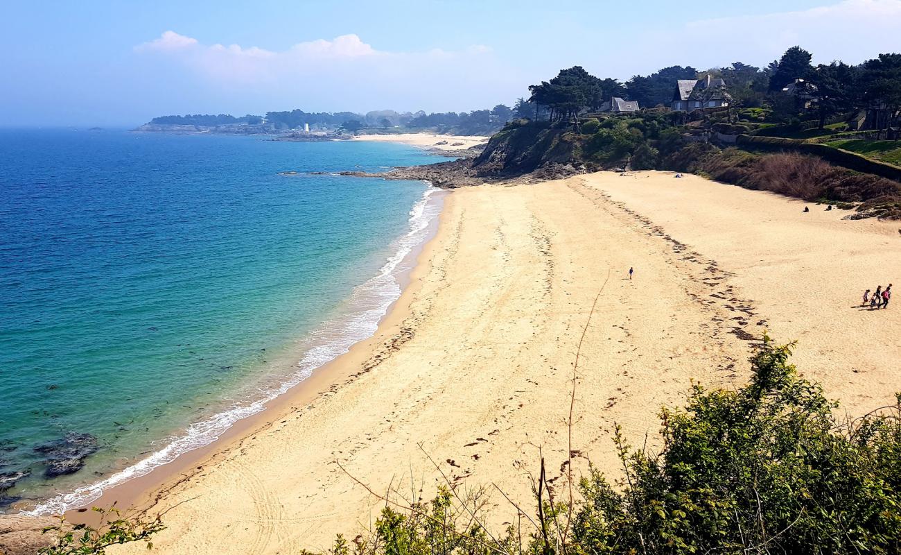 Photo of Plage de la Fosse aux Vaults with bright sand surface