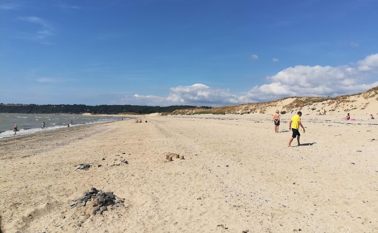 Photo of Plage Dragey-Ronthon with bright sand surface