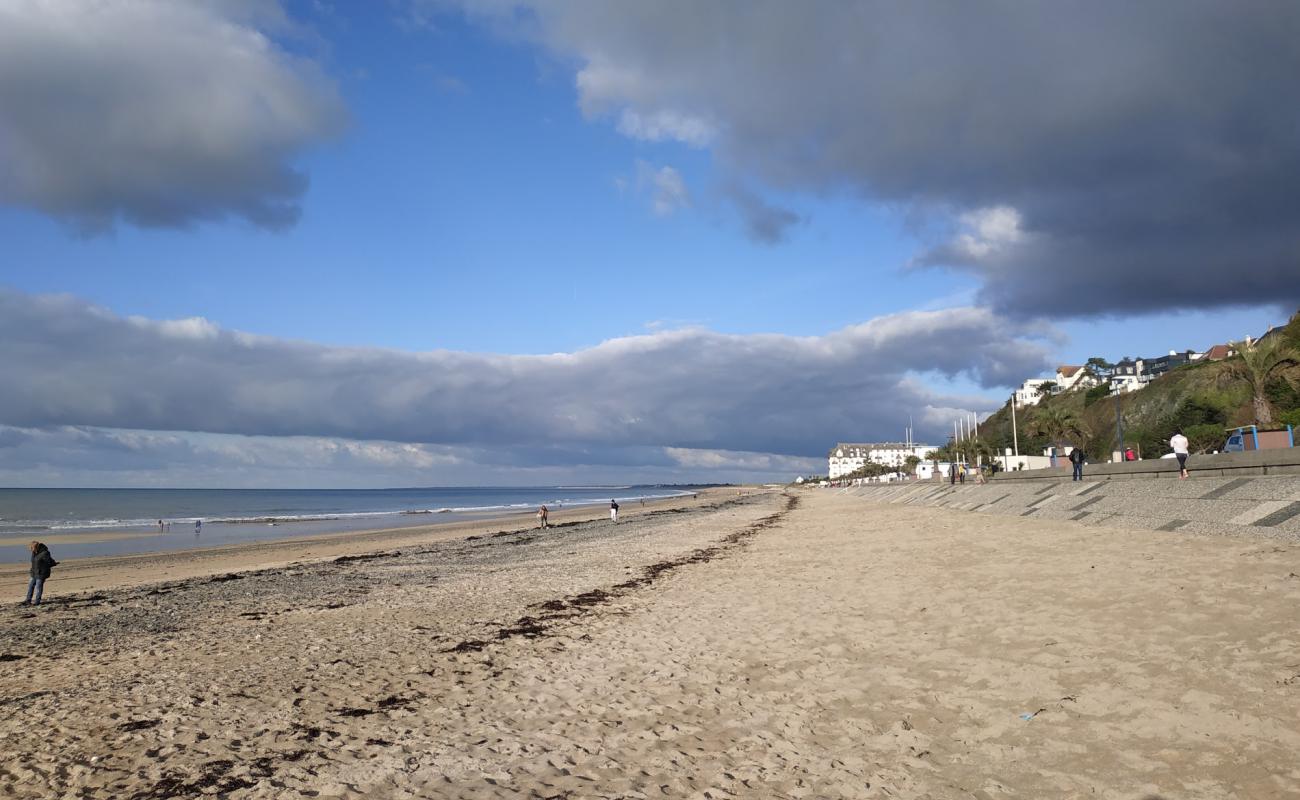 Photo of Plage de Donville-les-Bains with bright sand surface