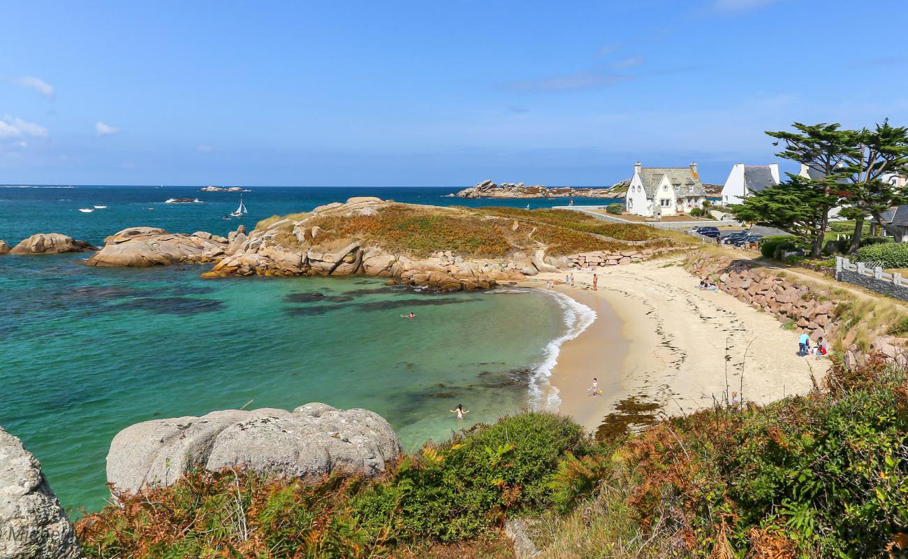 Photo of La plage des Cures with bright sand surface