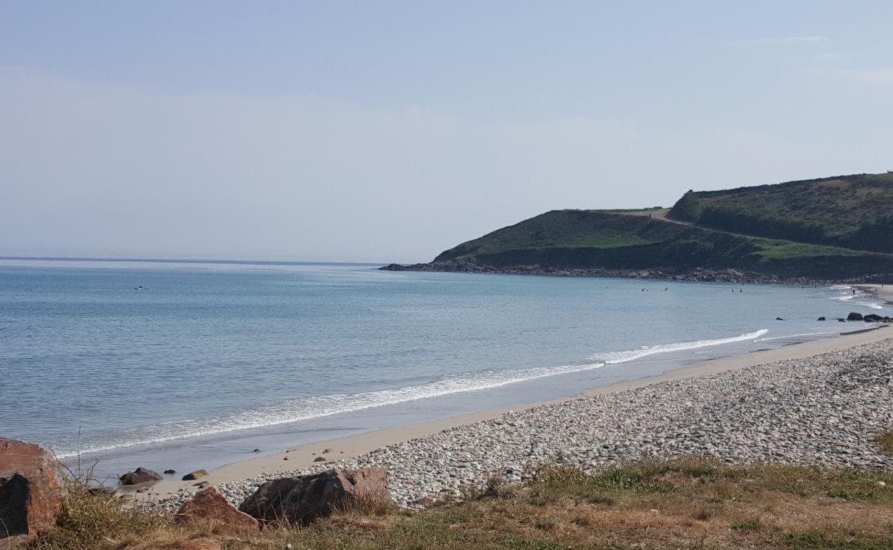 Photo of Plage de Plougasnou-Saint-Jean-du-Doigt with gray sand &  pebble surface