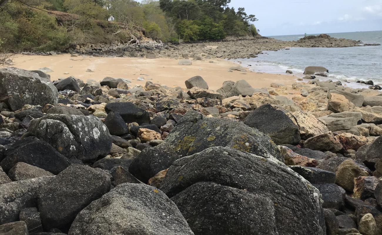 Photo of Plage enclavee with bright sand & rocks surface