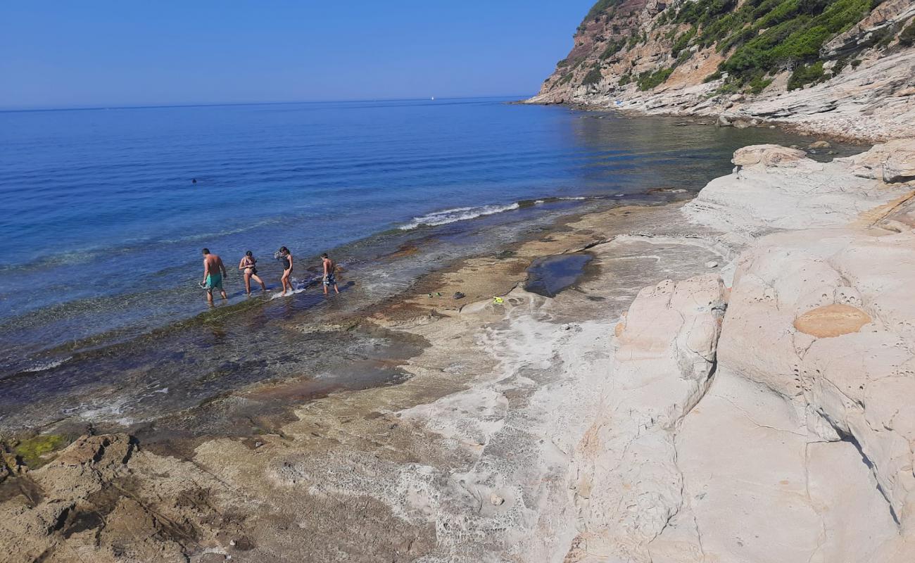 Photo of Plage du Bau Rouge with rocks cover surface