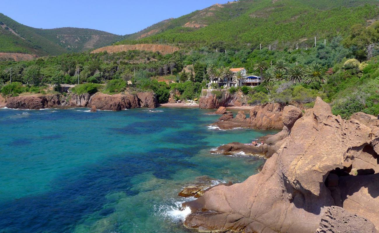 Photo of Plage publique le trayas with brown pebble surface