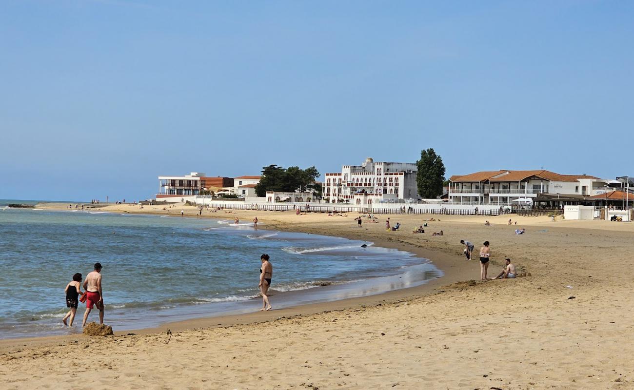 Photo of Plage de la Tranche with bright sand surface