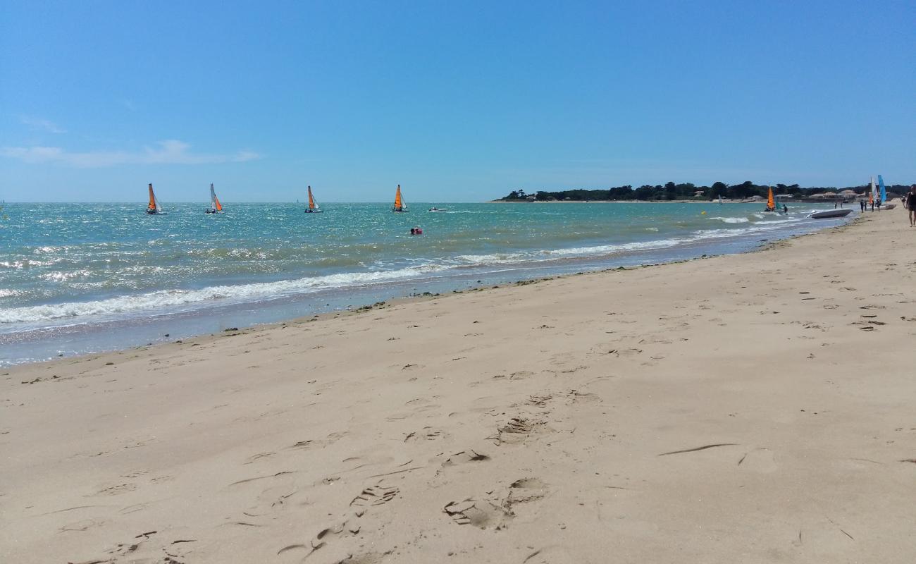 Photo of Plage Le Bouil with bright sand surface