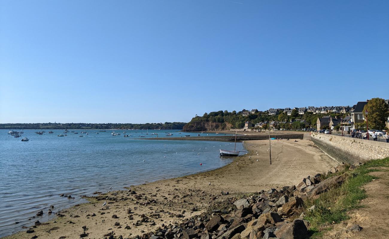 Photo of Plage de Saint-Suliac with bright sand surface