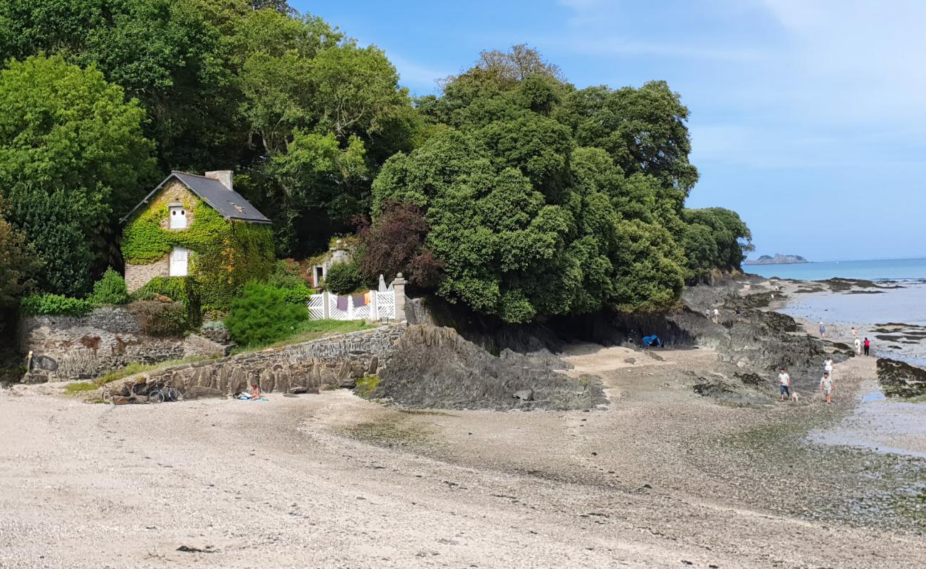 Photo of Plage du Chateau de Vaulerault with gray fine pebble surface