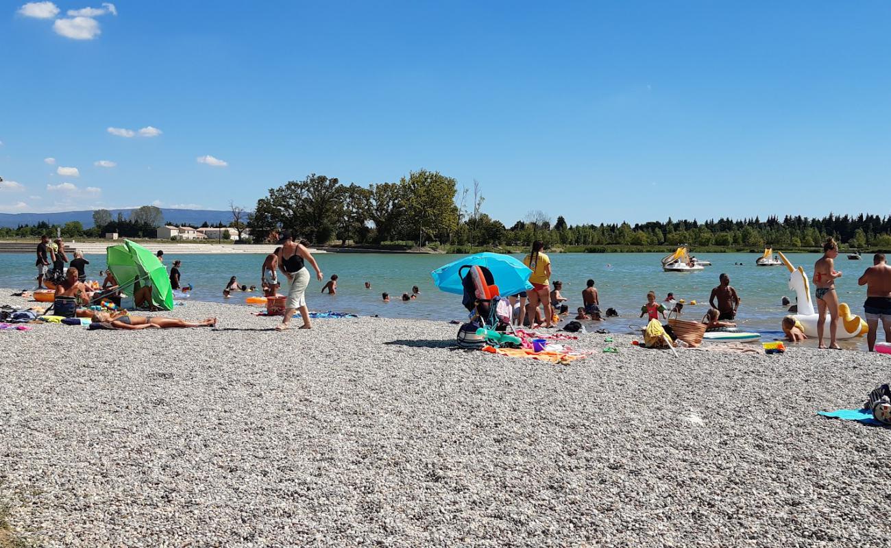 Photo of Plage du Lac de Monteux with gray fine pebble surface