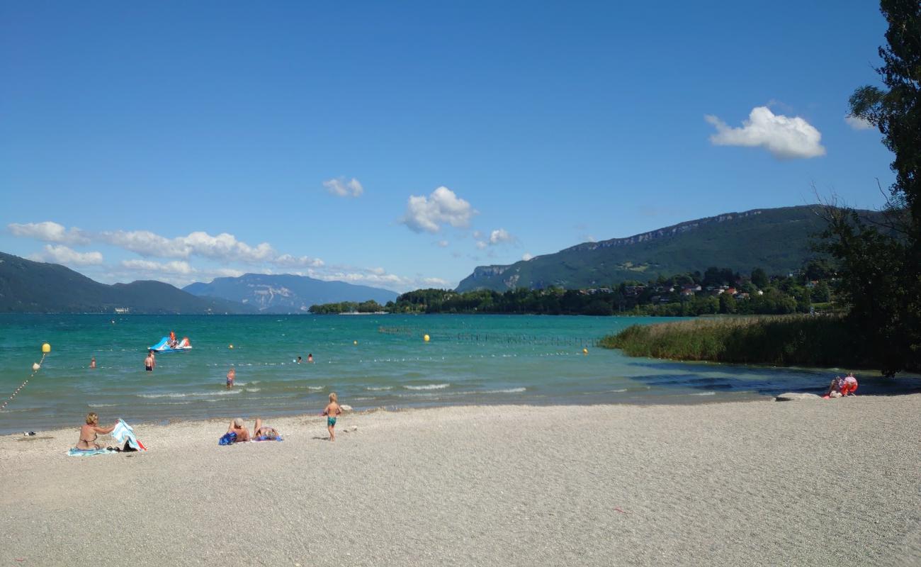 Photo of Plage de Memard with gray fine pebble surface