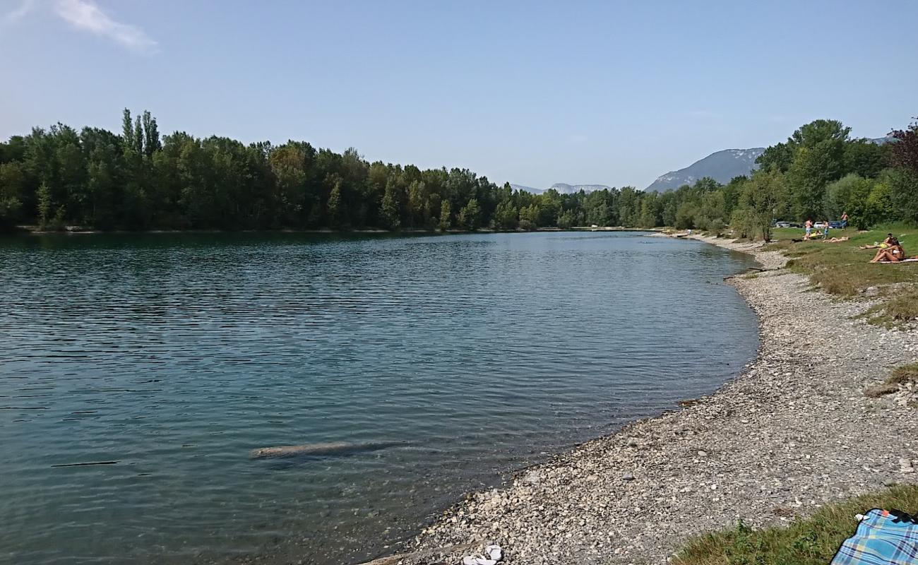 Photo of Plage du Plan D'eau Des Lones with gray pebble surface