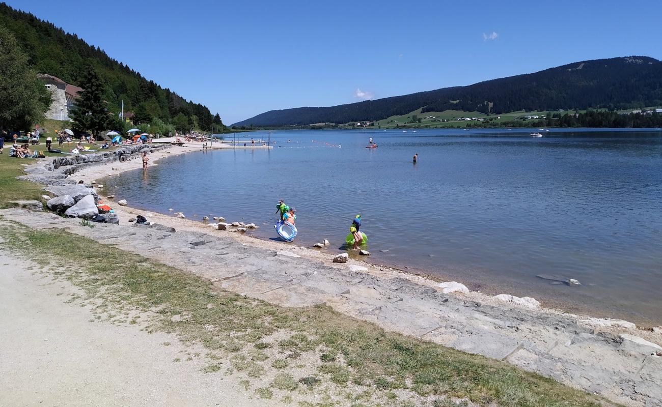 Photo of Plage du Lac des Rousses with light fine pebble surface