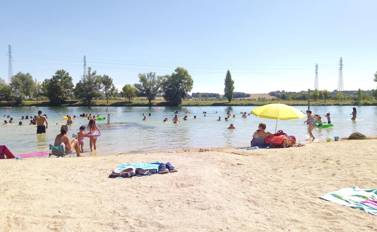 Photo of Plage Varennes-sur-Seine with bright sand surface