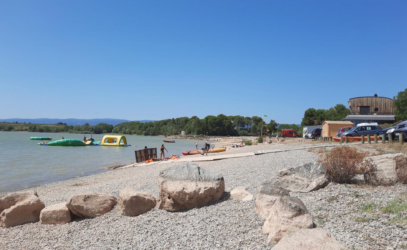 Photo of Plage du Lac de Jouarres with gray fine pebble surface