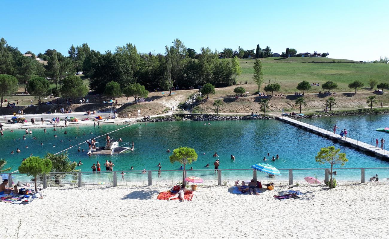 Photo of Piscine a Monclar de Quercy with bright sand surface